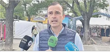  ?? ?? Manuel Méndez, candidato de Ciudadanos Jerez, en el Mercado de la Plata.