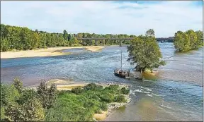  ??  ?? Du Gerbier de Jonc à son estuaire, la Loire étire ses charmes sur 1006 km.