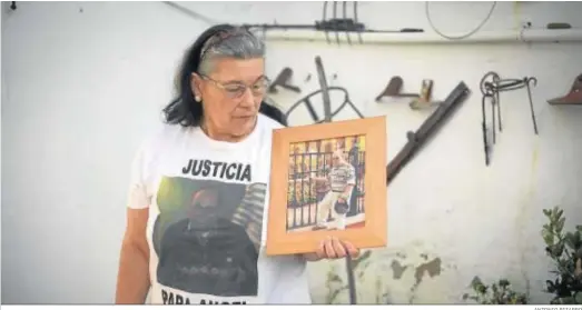  ?? ANTONIO PIZARRO ?? Francisca Sevillano mira la foto de su padre, Ángel, asesinado en mayo de 2013.