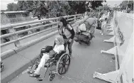  ??  ?? Asistencia. Miles de venezolano­s cruzan el puente fronterizo de Cucuta, Colombia, tras recibir ayuda humanitari­a.