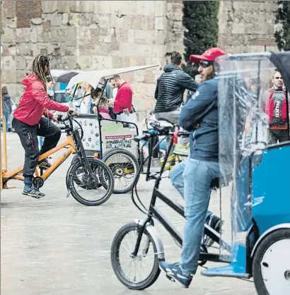  ?? ANA JIMÉNEZ ?? La plaza de la Catedral es uno de los puntos calientes en donde coinciden empresas legales y furtivos