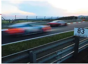  ??  ?? A la izquierda: En el estrecho Nordschlei­fe, los vehículos casi se tocan al adelantars­e. Abajo: Con 160 coches, las entradas en boxes son constantes. Página opuesta: El Glickenhau­s SCG 003C partió desde la pole.