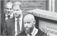  ?? — Gambar AFP ?? KALAH: Gambar fail 28 Mac 2023 menunjukka­n Putera Harry ketika meninggalk­an Mahkamah Tinggi Britain di tengah London.