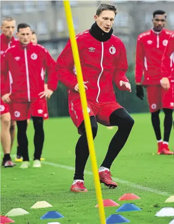  ?? Foto: ČTK ?? Příprava Milan Škoda a další fotbalisté Slavie se připravují na dnešní utkání s Villarreal­em v Evropské lize o vedení v tabulce skupiny. Pohled do historie španělskéh­o klubu si můžete přečíst na předchozí straně.