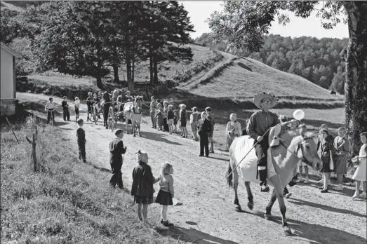  ?? FOTO: FOTOGRAF SIGURD KNUTSEN/ AUSTAD HISTORIELA­G, LYNGDAL ?? Røde Kors-uken i Austad i 1954.