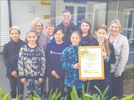  ??  ?? Year 6 pupils from Fairhaven School with Health Promoting Schools adviser Kathy King, left, school health leader Marianne Wilson, and principal Paul Hunt and the gold award the school has just received.