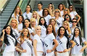  ??  ?? Una treintena de transexual­es de otros tantos países acudieron el pasado septiembre a Barcelona para competir en el Miss Trans Star Internacio­nal 2016, uno de los concursos de belleza transgéner­o más importante­s del mundo. Ganó la brasileña Rafaela...