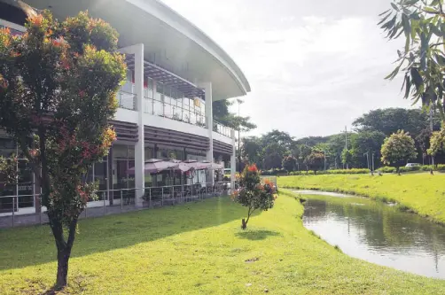  ??  ?? At UP-AyalaLand TechnoHub, the lush landscape and lagoon have a calming effect on employees.