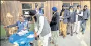  ?? AP ?? Sikh voters register to cast vote in Parliament­ary elections in the old city of Kabul, Afghanista­n, on Saturday.