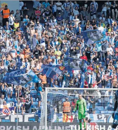  ??  ?? JUVENTUD. La afición del Espanyol, jaleando al equipo en el partido ante el Deportivo, hace unas semanas.