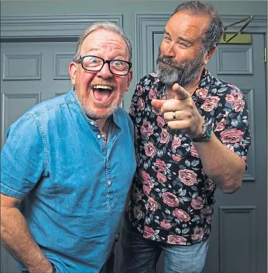  ?? Picture Andrew Cawley ?? Ford Kiernan, left, and Greg Hemphill having a laugh before stage show