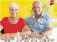  ?? Foto: Angelika Urbach ?? Monika und Werner Mayer haben mit ih rem Team schon tausende Friedenshä­us chen gestaltet.