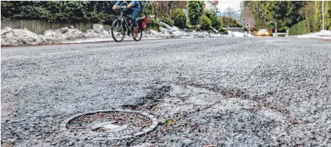  ?? ARCHIVFOTO: CHRISTIAN FLEMMING ?? Weil die Stadt Lindau hohe Zuschüsse bekommt, will sie die marode Schachener Straße in eine Fahrradstr­aße umwandeln.