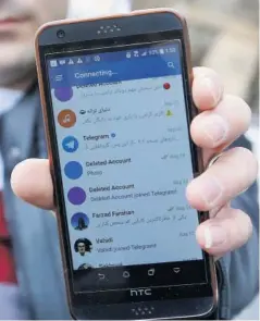  ?? FOTO: EFE ?? &gt; Un hombre muestra su teléfono inteligent­e que intenta conectarse con una red social en Teherán, Irán.
