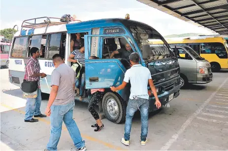  ?? FOTO: JUAN DÍAZ ?? La flota de buses sigue en aumento, por lo que se requiere un ordenamien­to en las terminales para que no afecten la movilidad urbana.