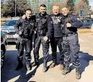  ?? Foto: @VladaFolta­n ?? Společný snímek ostravskýc­h policistů a Jiřího Kajínka.