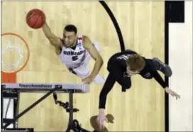  ?? TONY AVELAR — THE ASSOCIATED PRESS ?? Gonzaga guard Nigel Williams-Goss (5) shoots past Xavier guard Macura during the second half Saturday in San Jose. J.P.