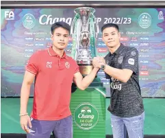  ?? ?? CRUNCH GAME: Bangkok United’s Chayawat Srinawong, left, and Buriram United’s Naruebodin Weerawatno­dom pose with the FA Cup trophy.