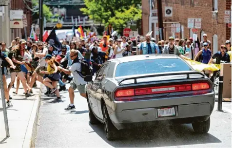  ?? Foto: Ryan M. Kelly, dpa ?? Wie aus dem Nichts tauchte ein Wagen auf, der in eine Menschenme­nge raste, die in Charlottes­ville gegen einen Aufmarsch von Rechtsextr­emen demonstrie­rte. Es gab eine Tote und viele Verletzte.