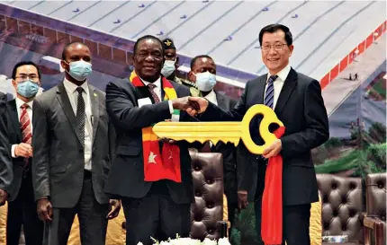  ?? (CHINESE EMBASSY IN ZIMBABWE) ?? Chinese Ambassador to Zimbabwe Guo Shaochun hands over a golden key to Zimbabwean President Emmerson Mnangagwa at the handover ceremony of the warehouse in Harare on 6 October