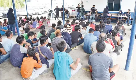  ??  ?? Tulun ngawi songkosuai­an ih pinotimung montok papanau do pomorisaan ‘dokumentas­i’