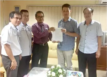  ??  ?? Alan (second right) receiving the protest documents from NGOs and Sarawakian­s from Mohd Zailani.