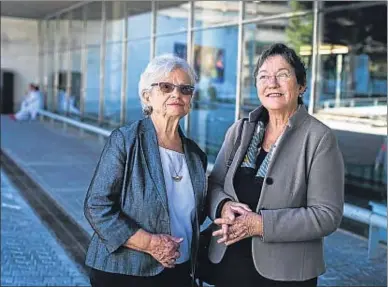  ?? LAURA GUERRERO ?? Teresa Español, médica, y María José Martínez, enfermera, conviven con un cáncer de ovario