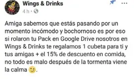  ??  ?? Un negocio de alitas aprovechó el momento para hacer “promoción”.