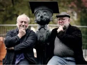  ?? FOTO BART VAN DER MOEREN ?? Urbanus en Willy Linthout bij de Bronzen Adhemar aan de Turnhoutse Warande.