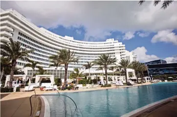  ?? JOE RIMKUS JR. Miami Herald file ?? The Fontainebl­eau is renegotiat­ing a nearly $1 billion loan. Other hotels across Florida face similar financial difficulti­es.