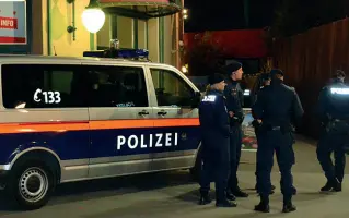  ??  ?? Soccorso Un intervento della polizia austriaca dopo la chiamata al 133
