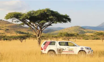  ??  ?? Ons Toyota-bakkie in die pragtige savanne-bosveld op Madaka/Wow Africa. Monument Toyota in Roodepoort (087-350-6400) ’n lid van die Unitrans Motorgroep, verskaf SA JAGTER/HUNTER se 4x4-bakkie.