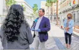  ?? H.I. ?? Jaime Pérez y Pilar Marín, en la plaza de la Constituci­ón.