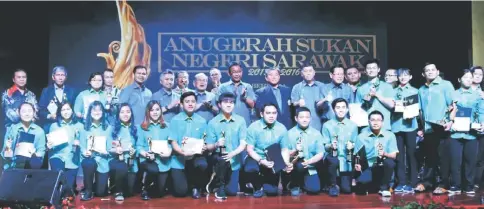  ??  ?? Sarawak Sports Awards 2015-2016 recipients pose with Douglas (sixth left, standing front row) and (from fourth left) Ik Pahon, Snowdan, Karim, Morshidi, Ong and Lee after the awards presentati­on. — Photo by Mohd Shafik Ahmad