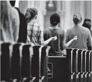  ?? AFP ?? Un grupo de personas en una Iglesia Católica.