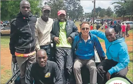  ?? ARXIU ?? Sobre el
terreny. Gerardo Prieto envoltat d’atletes kenians després de la disputa d’un cros a Iten, a 32 quilòmetre­s d’Eldoret, el desembre
passat