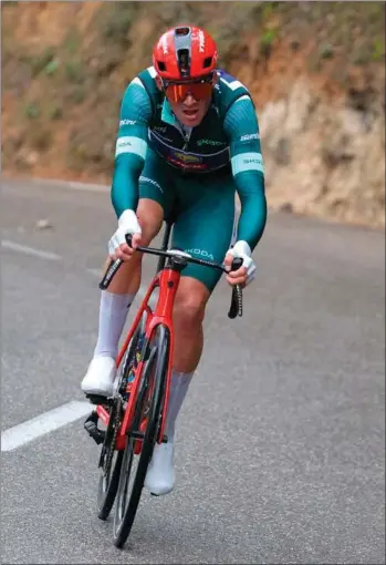  ?? ?? I Paris-Nice var Mads Pedersen både ved at vinde to etaper og den grønne pointtrøje, som han her er iført. Inden da havde han indledt året med seks sejre. Foto: Thomas Samson