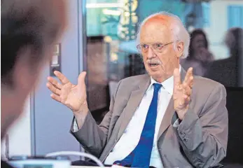  ?? FOTO: DANIEL DRESCHER ?? „Mit Verlaub, die Älteren sind weniger lahm und weniger langweilig als heute ein Teil der jungen Menschen“, sagt Otto Wulff, der 84-jährige Vorsitzend­e der Senioren-Union der CDU.