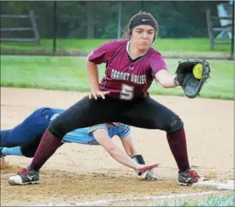  ?? GENE WALSH — DIGITAL FIRST MEDIA ?? Garnet Valley first baseman Annie Bechtold catches an attempted pick-off throw as North Penn’s Victoria Juckniewit­z dives back Thursday.