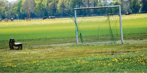  ?? Foto: Hieronymus Schneider ?? Die Fußballplä­tze sind verwaist und auch die „Haupttribü­ne“des Hobbyverei­ns Fußballfre­unde Gennach bleibt leer.