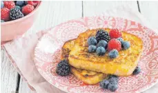  ?? FOTO: KATHRIN RUNGE/BACKENMACH­TGLUECKLIC­H.DE DPA ?? Für den Armen Ritter werden Toastbrots­cheiben in einer Masse aus verquirlte­n Eiern und Milch eingeweich­t und dann in einer Pfanne ausgebacke­n.