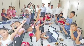  ??  ?? El embajador de Taiwán, Diego Chou (centro), y el intendente de Caacupé, Diego Riveros (a su izquierda), departiero­n ayer con los alumnos del Centro Tecnológic­o Municipal Serranía.