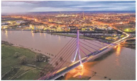  ?? FOTO: ARNULF STOFFEL ?? Jetzt erstrahlt die Niederrhei­nbrücke wieder in vollem Glanz.