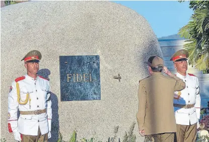  ?? Marcelino vázquez hernandez/ ap ?? Raúl Castro saluda la tumba de su hermano, en Santiago de Cuba