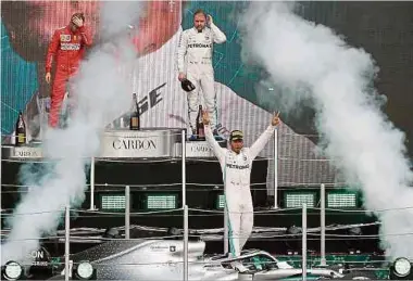  ?? Foto: AFP ?? Sebastian Vettel (l.) muss Lewis Hamilton (vorne) schon wieder beim Jubeln zuschauen.