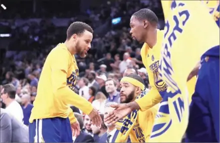  ?? RONALD MARTINEZ/GETTY IMAGES/AFP ?? The Golden State Warriors’ Stephen Curry (left) shakes the hand of teammate Kevin Durant in the second half of Game 4 in the 2017 NBA Western Conference Finals against the San Antonio Spurs on Monday.