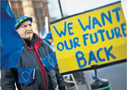  ??  ?? „Wir wollen unsere Zukunft zurück“, steht auf dem Spruchband. Der Brexit spaltet die Briten.