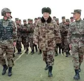  ??  ?? Leader Xi Jinping (64 anni) anche presidente della commission­e militare, durante una visita all’esercito