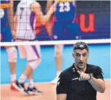  ?? FOTO: JAROSLAV OZANA/IMAGO IMAGES ?? Andrea Giani, Volleyball-Bundestrai­ner, während des EMViertelf­inalspiels gegen Italien.