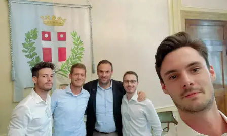  ??  ?? I fondatoriI­l gruppo di ragazzi veneti che ha creato la App Hevai in Comune insieme al sindaco di Treviso Mario Conte (in giacca)